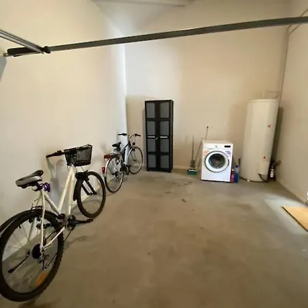 Comte, Quartier Calme, Pres De La Foret.